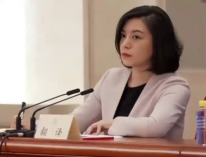 17岁拒绝清北，22岁当上翻译官，36岁凭借16分钟翻译红遍中外