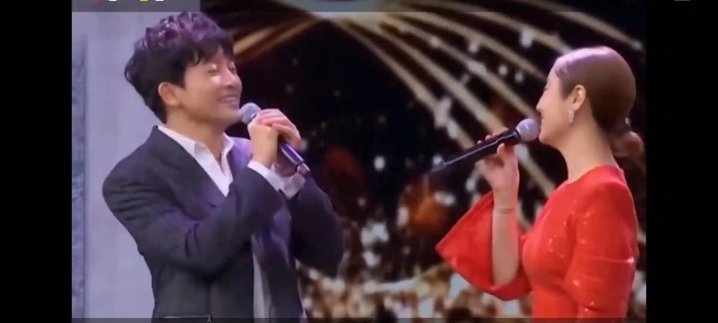 苏有朋与林心如同台，共唱《好想好想》，致敬琼瑶大师
