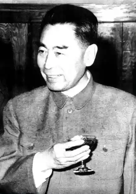 周总理的酒量很大，曾喝倒许世友，却喝不过美女翻译