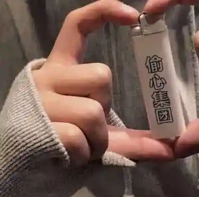 英文短句：心碎是如此的卑微，就像贫穷和失败一样让人无奈